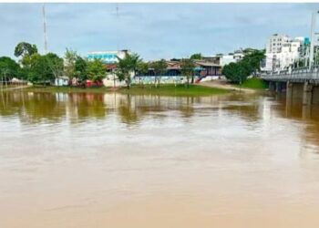 Rio Acre sobe 27 centímetros e atinge cota de transbordamento de 14 metros na capital