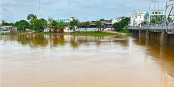 Rio Acre sobe 27 centímetros e atinge cota de transbordamento de 14 metros na capital