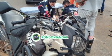 Motociclista desacordado após colidir com moto e carro no Costa e Silva