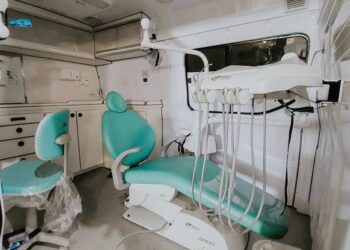 Van odontológica é entregue a São Francisco do Guaporé por emenda da deputada Lebrinha