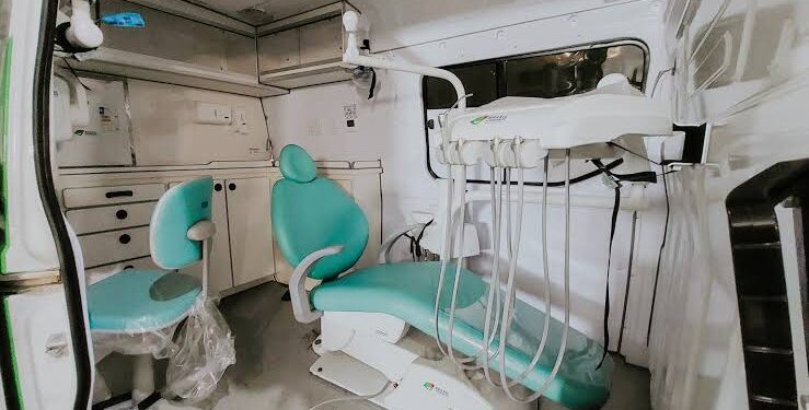 Van odontológica é entregue a São Francisco do Guaporé por emenda da deputada Lebrinha