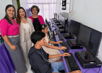 Deputada Cristiane Lopes fortalece inclusão digital com entrega de sala de informática em Alto Paraíso