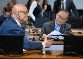 Vai ao Plenário PEC que amplia acúmulo de cargos públicos por professores