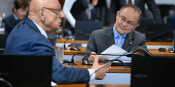 Vai ao Plenário PEC que amplia acúmulo de cargos públicos por professores