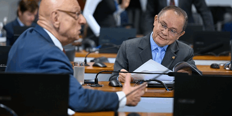 Vai ao Plenário PEC que amplia acúmulo de cargos públicos por professores