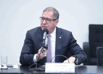 Relator propõe jornada máxima de 40 horas e restrições à escala 6×1