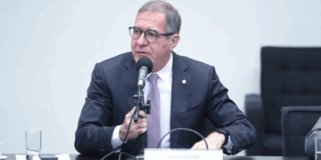 Relator propõe jornada máxima de 40 horas e restrições à escala 6×1