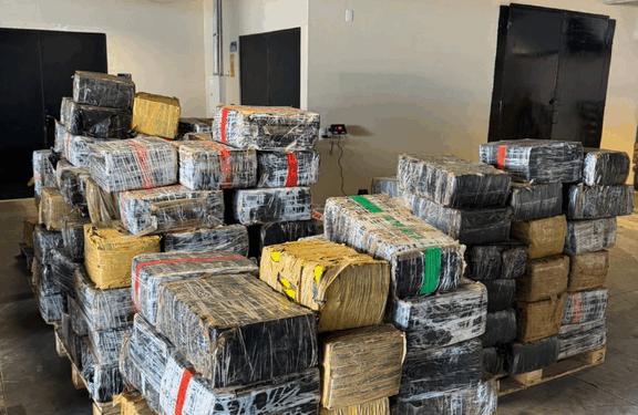 PF e PMPR apreendem mais de 3,5 toneladas de maconha, além de fuzis e pistola no Paraná