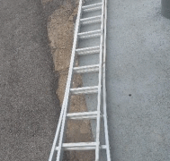 Dupla diz que encontrou escada de 5 metros e papa entulho e são conduzidos para a delegacia