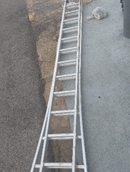 Dupla diz que encontrou escada de 5 metros e papa entulho e são conduzidos para a delegacia