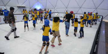 Alunos de escolas municipais realizam sonho de patinar na pista de gelo no Parque da Cidade