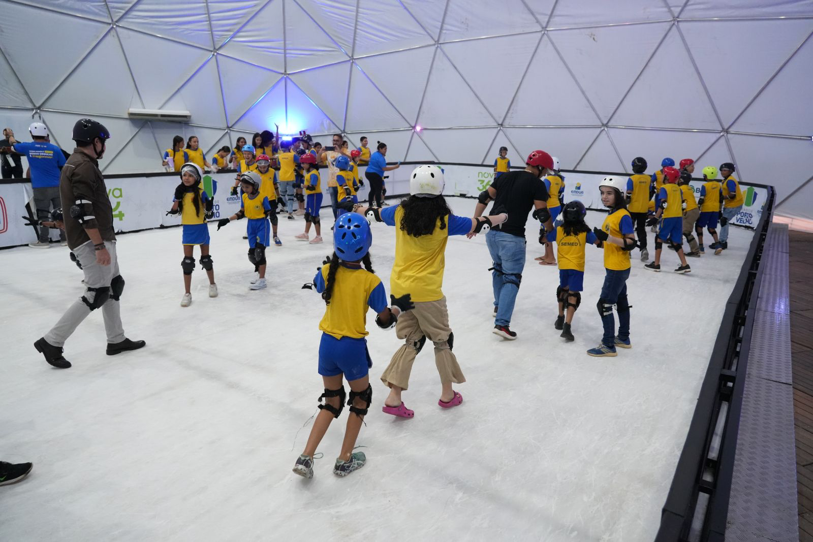 Alunos de escolas municipais realizam sonho de patinar na pista de gelo no Parque da Cidade