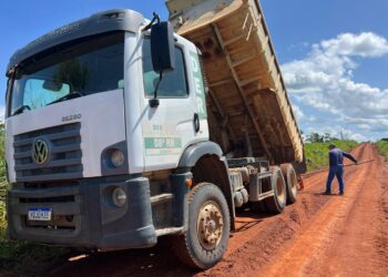 RO-472, entre Ji-Paraná e Rondolândia, recebe revestimento primário para garantir segurança e trafegabilidade