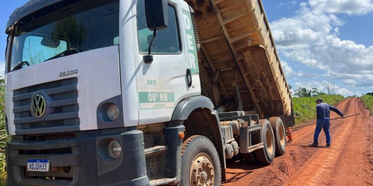 RO-472, entre Ji-Paraná e Rondolândia, recebe revestimento primário para garantir segurança e trafegabilidade