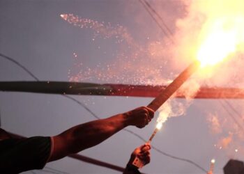 Energisa alerta para riscos de soltar fogos próximos à rede elétrica durante festas