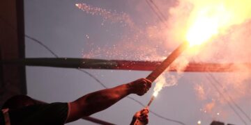 Energisa alerta para riscos de soltar fogos próximos à rede elétrica durante festas