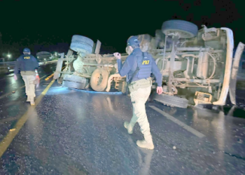 Caminhão leiteiro tomba na BR-364 no Setor 08