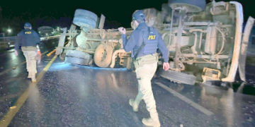 Caminhão leiteiro tomba na BR-364 no Setor 08