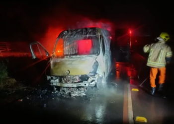 Transportando paciente, ambulância de Alta Floresta pega fogo na RO-479, em Rolim de Moura