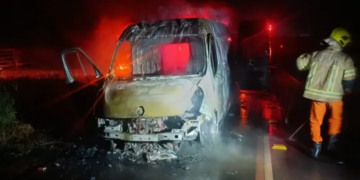 Transportando paciente, ambulância de Alta Floresta pega fogo na RO-479, em Rolim de Moura