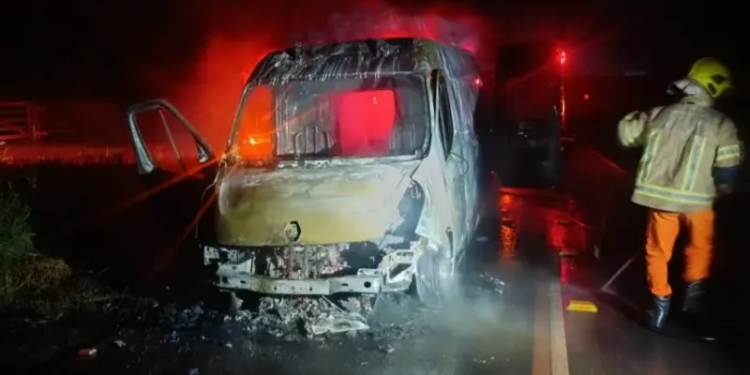 Transportando paciente, ambulância de Alta Floresta pega fogo na RO-479, em Rolim de Moura