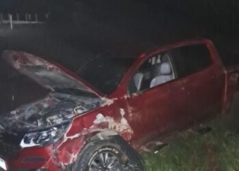 Caminhonete colide com caminhão na curva da morte