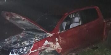 Caminhonete colide com caminhão na curva da morte