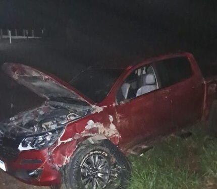 Caminhonete colide com caminhão na curva da morte