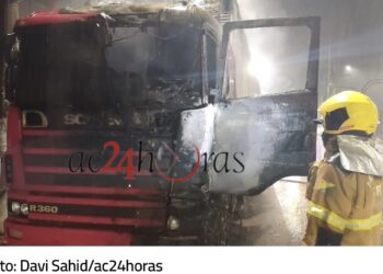 Carreta usada na entrega de alimentos tem cabine destruída pelo fogo