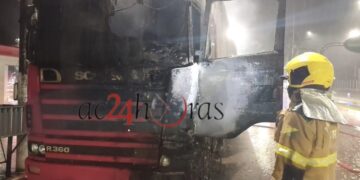 Carreta usada na entrega de alimentos tem cabine destruída pelo fogo