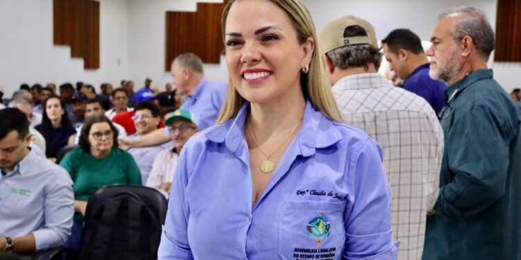 Tá pago: emenda de Cláudia de Jesus garante R$ 426 mil para caminhão da agricultura familiar em Ji-Paraná