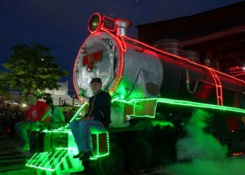 Locomotiva 18 ganha adorno de Natal e emociona população na Madeira-Mamoré