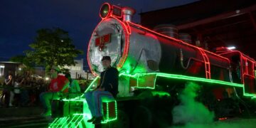 Locomotiva 18 ganha adorno de Natal e emociona população na Madeira-Mamoré