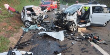 Cinco pessoas morrem, entre elas duas crianças, após colisão frontal na BR-040 em MG