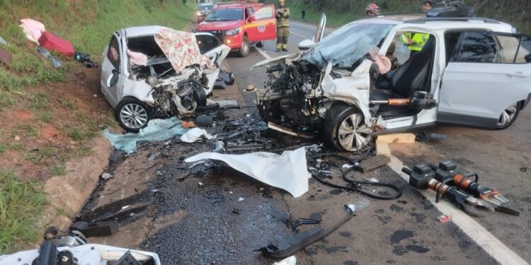 Cinco pessoas morrem, entre elas duas crianças, após colisão frontal na BR-040 em MG