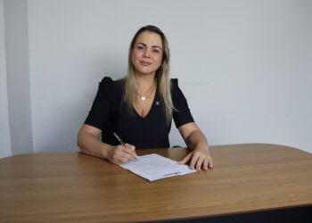 Cláudia de Jesus busca garantir psicólogos e assistentes sociais nas escolas estaduais