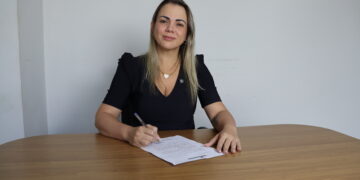 Cláudia de Jesus busca garantir psicólogos e assistentes sociais nas escolas estaduais