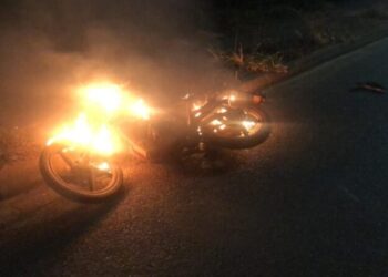 Mulher incendeia moto do ex-companheiro na frente da polícia em Ji-Paraná
