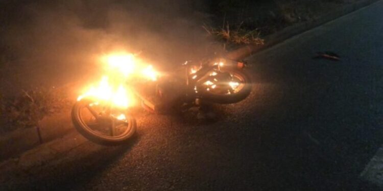 Mulher incendeia moto do ex-companheiro na frente da polícia em Ji-Paraná