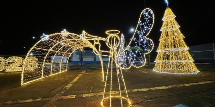 Natal iluminado transforma Rio Crespo e marca um momento histórico no município