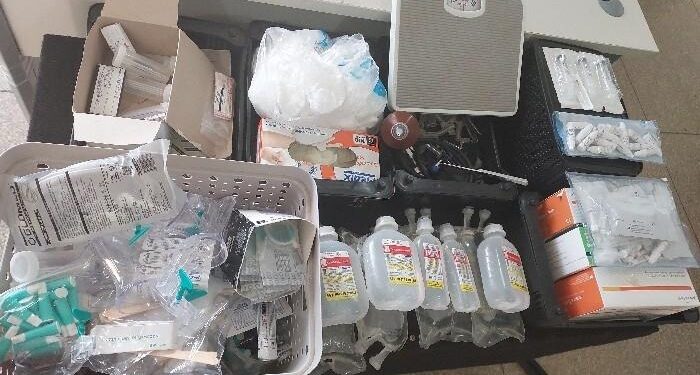 PMRO APREENDE DROGAS, MATERIAIS HOSPITALARES E CONDUZ ENFERMEIRO EM VILHENA