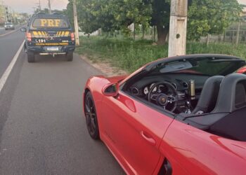 PRF e PM flagram veículo de luxo em alta velocidade e apreendem arma de fogo em Floriano (PI)