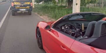 PRF e PM flagram veículo de luxo em alta velocidade e apreendem arma de fogo em Floriano (PI)