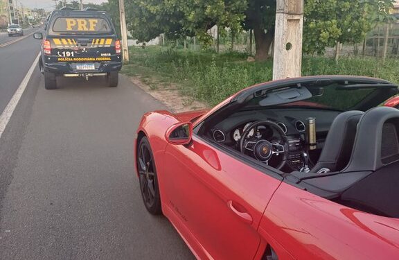 PRF e PM flagram veículo de luxo em alta velocidade e apreendem arma de fogo em Floriano (PI)