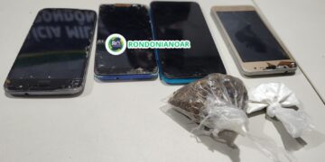 “PM Prende Suspeito de Tráfico Após Denúncia: Droga e Celulares no Condomínio da Zona Leste”