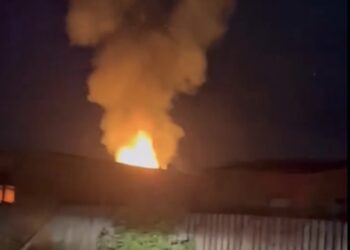 Mãe tem filho atropelado por motocicleta ao retornar para casa em chamas em Espigão do Oeste