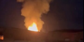 Mãe tem filho atropelado por motocicleta ao retornar para casa em chamas em Espigão do Oeste