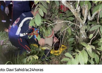 Acidente na AC-40 deixa estudante de medicina ferida após colisão com árvore