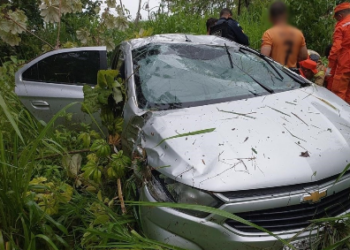 Veículo capota na RO-464 após perder controle em pista molhada