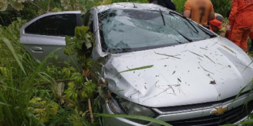 Veículo capota na RO-464 após perder controle em pista molhada